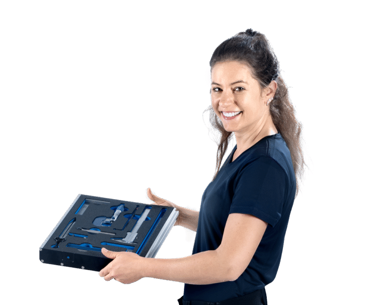 Frau hält CLIP-O-FLEX Tablar in der Hand